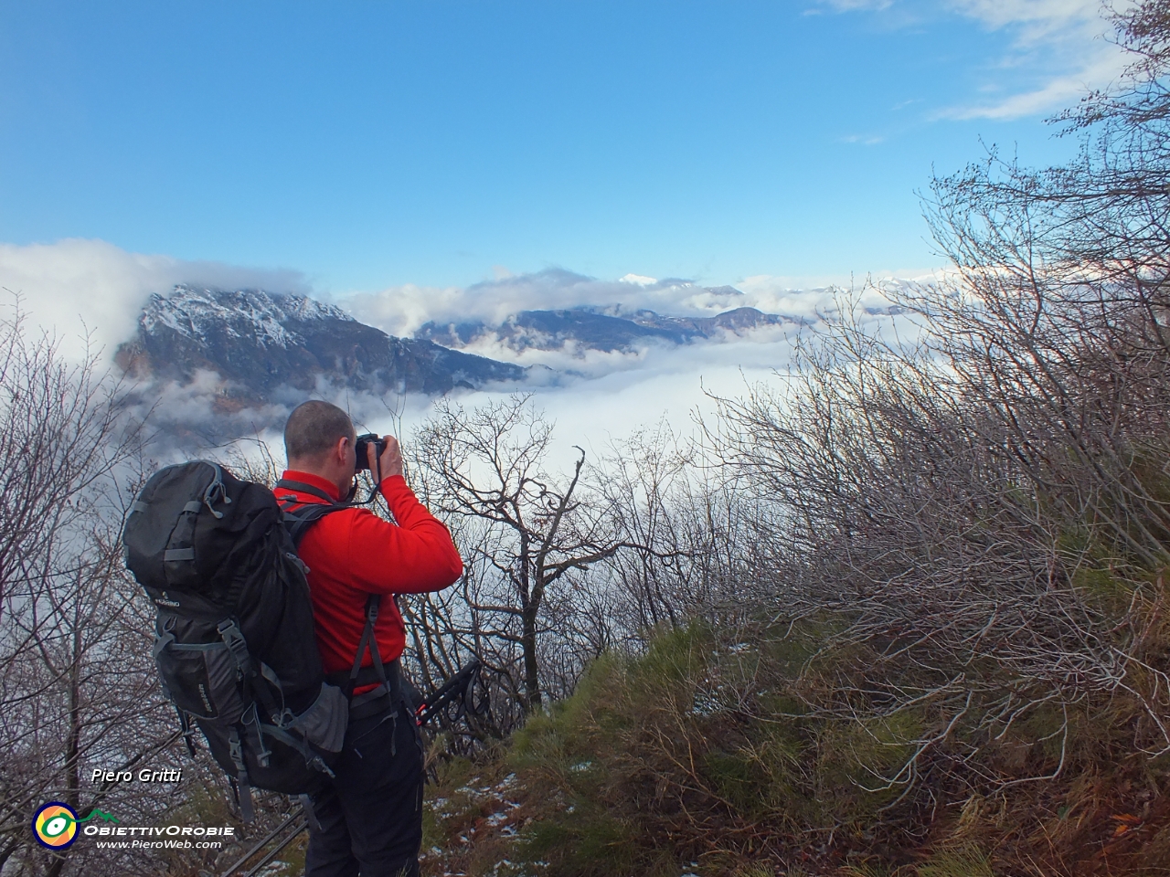 57 Quel ramo del Lago di Como ricoperto di nebbia....JPG